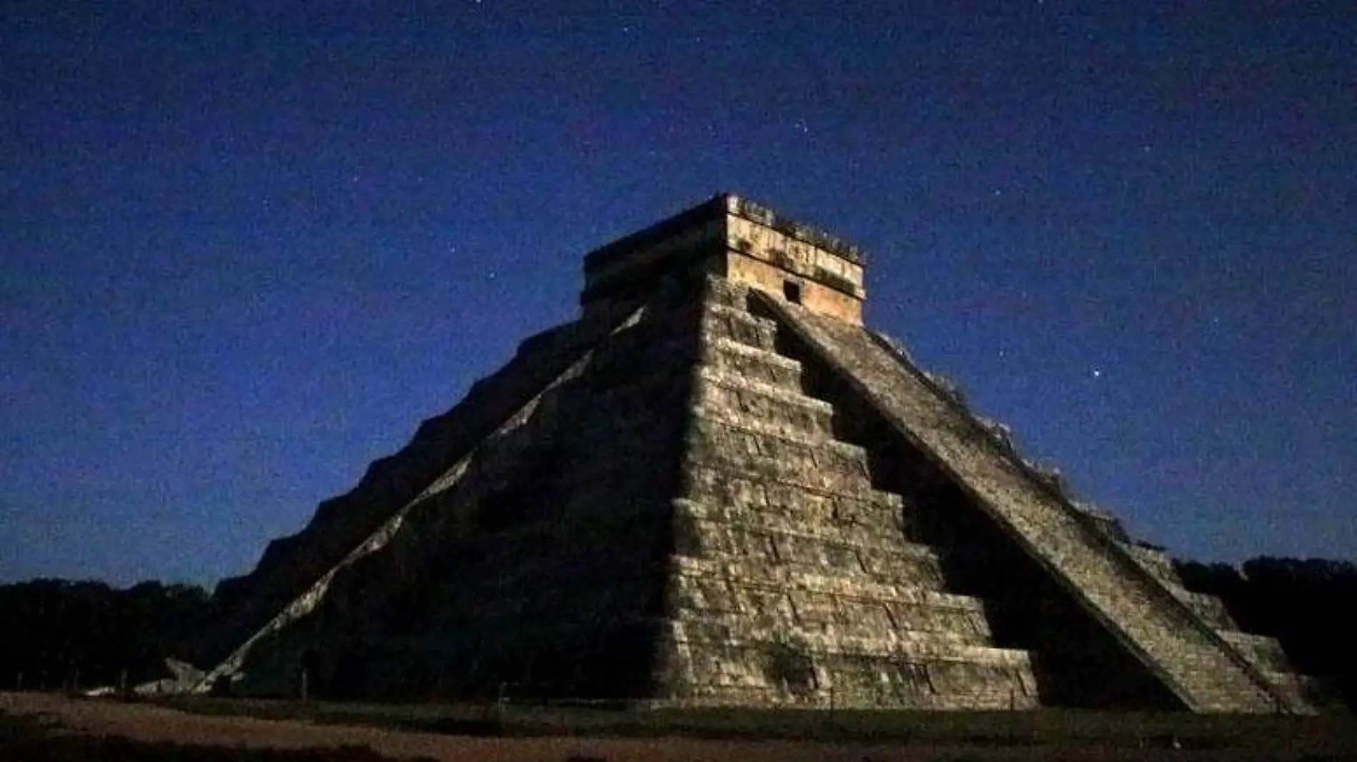 002 La Serpiente Lunar llega esplendorosa al Castillo de Chichén Itzá en México